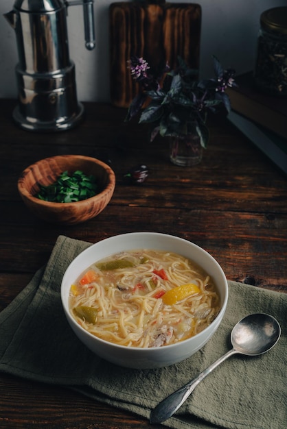 鴨肉と野菜の温かいスープ