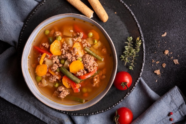 사진 야채를 곁들인 따뜻한 수프 컴포트 푸드