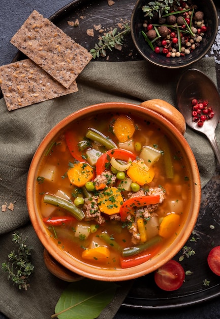 Горячий суп с овощами для комфортной еды