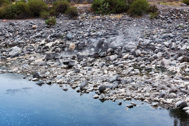 Sorgente termale nel fiume di montagna