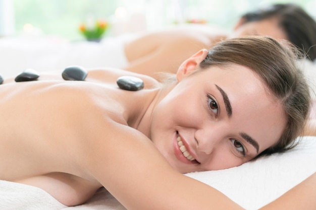 Hot stone-massagebehandeling door de therapeut in de spa.