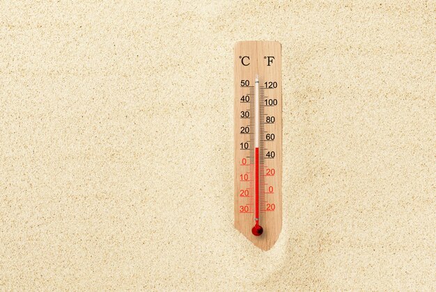 Photo hot summer day celsius and fahrenheit scale thermometer in the sand ambient temperature plus 11