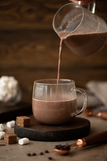 Фото Горячий сладкий шоколадный какао наливают в стеклянную чашку
