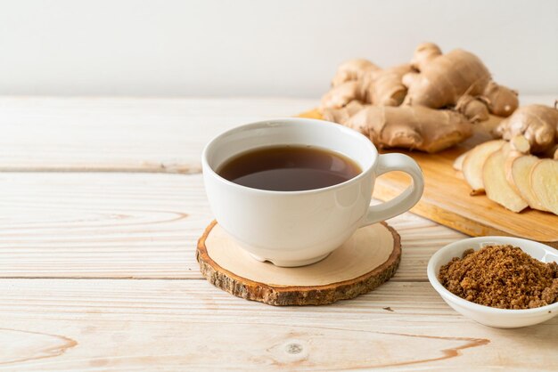 Bicchiere di succo di zenzero caldo e dolce con radici di zenzero - stile bevanda sana