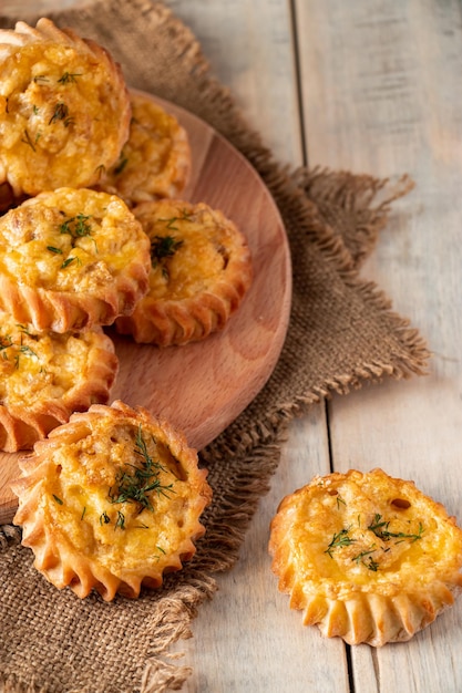 木の板に野菜とチーズを入れたホットでおいしいマフィン 秋の季節の料理のレシピ 健康的な食事のためのおいしい自家製ケーキ