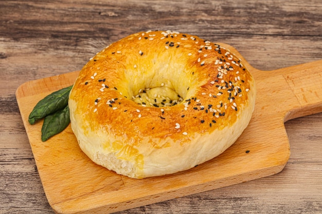 Focaccia uzbeka calda e gustosa per uno spuntino