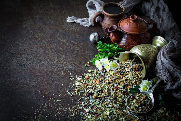 Hot tea and aromatic spices composition