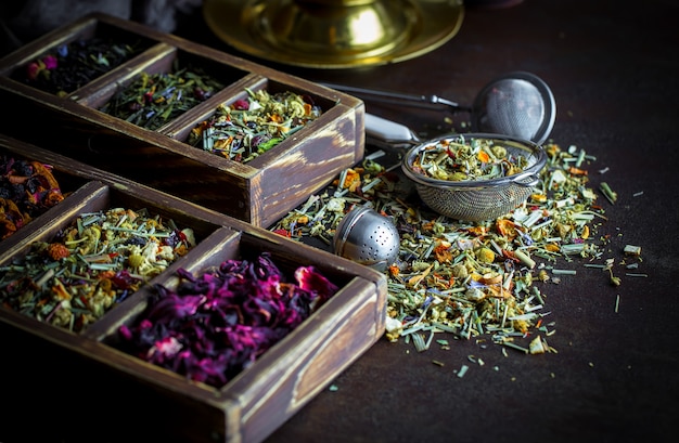Hot tea and aromatic spices composition