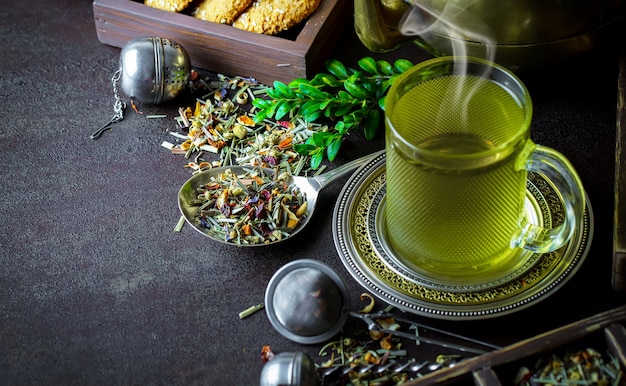 Hot tea and aromatic spices composition