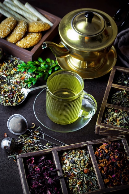 Hot tea and aromatic spices composition