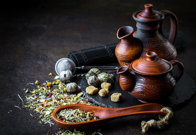 Hot tea and aromatic spices composition