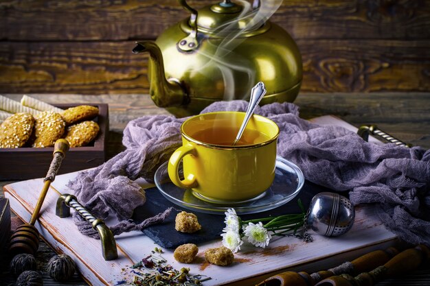 Hot tea and aromatic spices composition