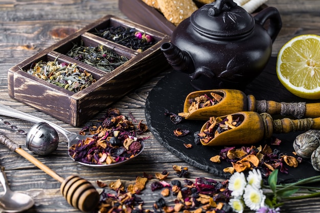 Hot tea and aromatic spices composition