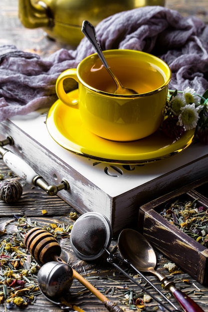 Hot tea and aromatic spices composition