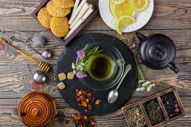 Foto composizione di tè caldo e spezie aromatiche