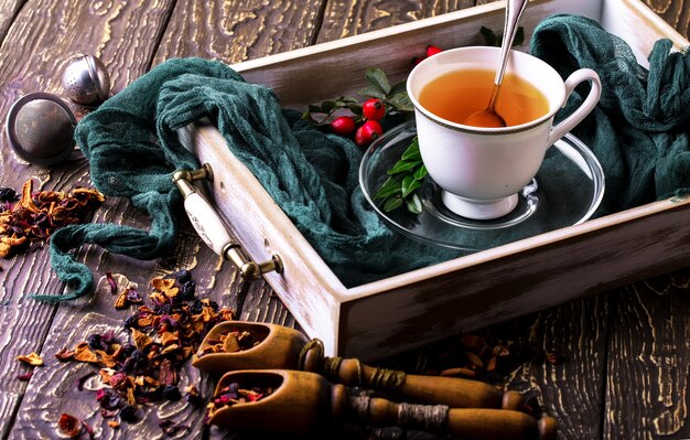 Hot tea and aromatic spices composition