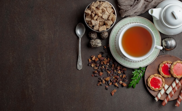 古い背景の上にカップで熱いお茶