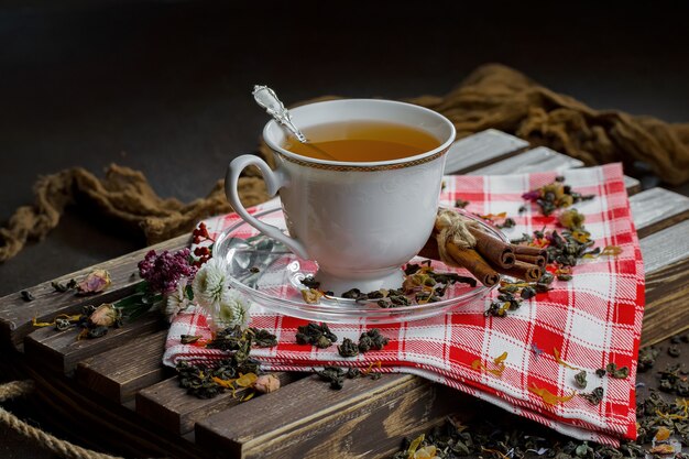 古い背景の上にカップで熱いお茶