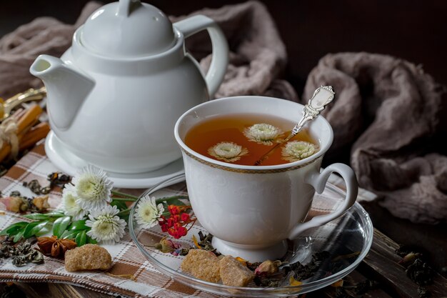 古い背景の上にカップで熱いお茶。