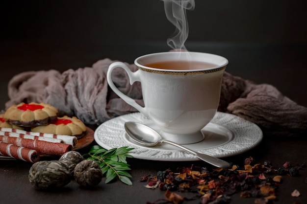 Tè caldo in una tazza su uno sfondo vecchio