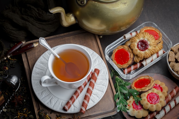 Photo hot tea in a cup on an old background