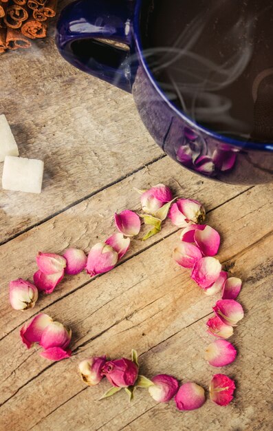 窓の近くの鍋に熱いお茶。セレクティブフォーカス