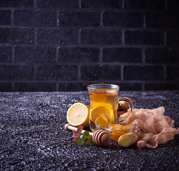 Фото Горячий чай с имбирем, лимоном, мятой и медом