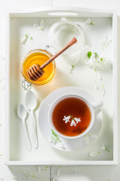 晴れた夏の日に蜂蜜入りの熱いお茶