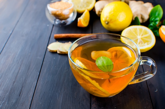 Tè caldo con marmellata di menta, limone e lampone