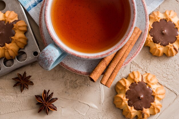 Tè caldo con una fetta di limone fresco