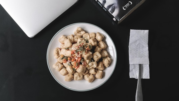 Foto spuntino croccante di tofu caldo sul tavolo