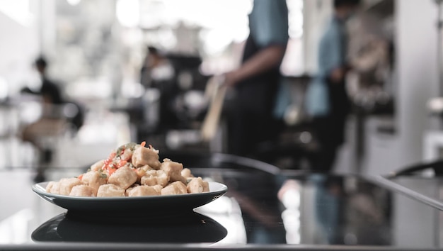 Foto spuntino croccante di tofu caldo sul tavolo