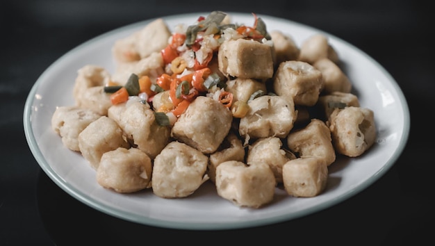 Foto spuntino croccante di tofu caldo sul tavolo