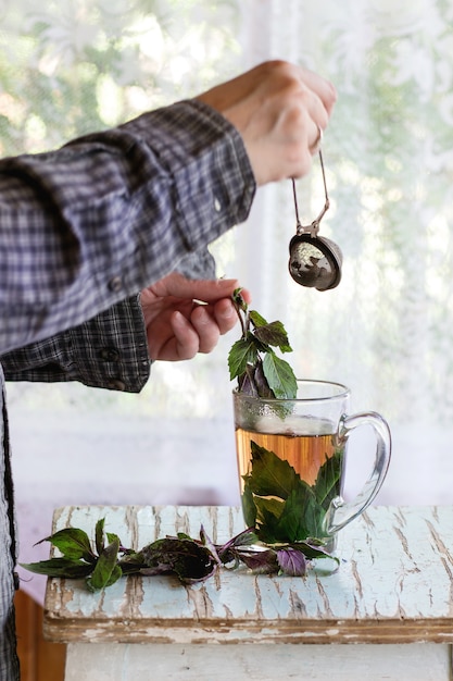 Photo hot violet basil tea