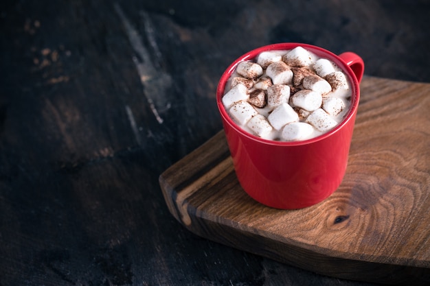 Bevanda calda invernale o autunnale, cioccolata calda o cacao, marshmallow e maglione lavorato a maglia