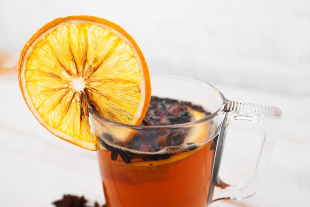 Фото Горячий зимний напиток со специями и апельсином