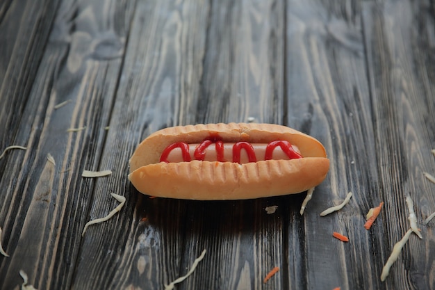 Hotdog en kool plakjes op houten background.photo met kopie ruimte.