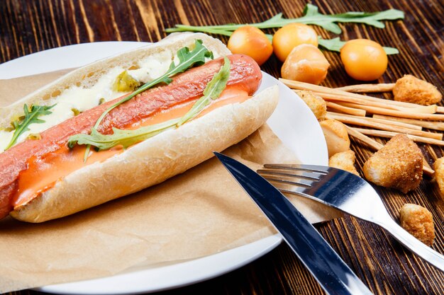 Hotdog met augurken en rucola en snacks van gerookt bier