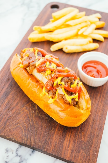 Hotdog met frietjes en tomatensaus