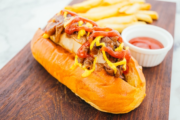 Hotdog met frietjes en tomatensaus