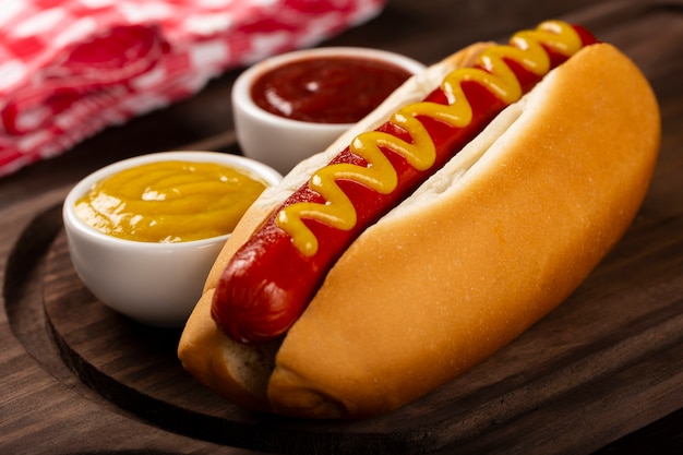 Hotdog met ketchup en gele mosterd