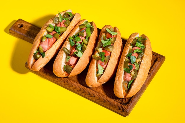 Hotdog op een gele achtergrond, hotdog met worst.
