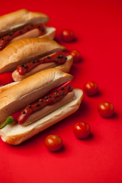 Hotdog op een lichte achtergrond Hotdog met worst Tomatensaus, mosterd en sla