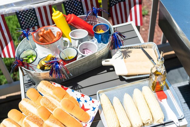 Hotdogbar met maïskolven voor de viering van 4 juli op het achterterras.