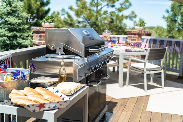 Hotdogbar met maïskolven voor de viering van 4 juli op het achterterras.