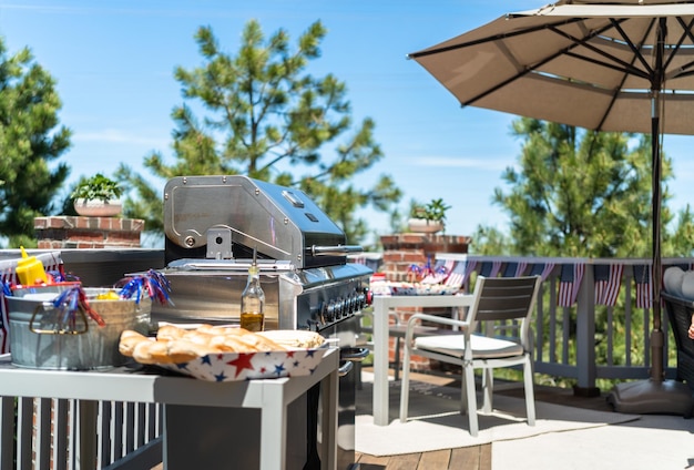 Hotdogbar met maïskolven voor de viering van 4 juli op het achterterras.