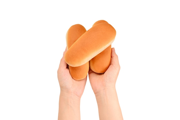 Hotdogbrood in vrouwenhand op witte achtergrond wordt geïsoleerd die.