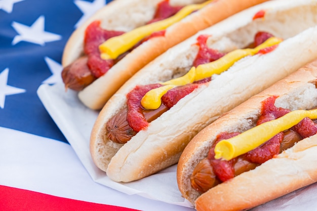 Foto hotdogs en amerikaanse vlag.