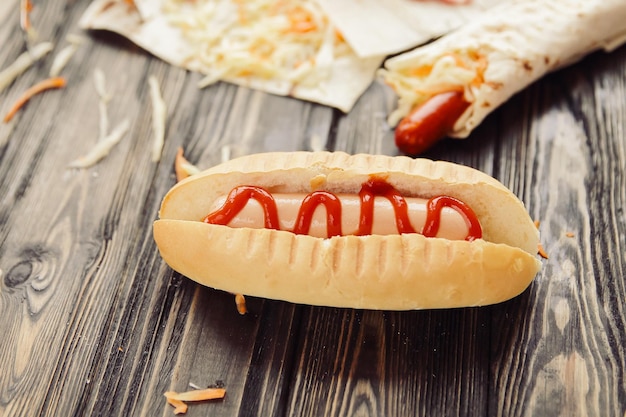 Hotdogs en fastfoodgerechten op houten achtergrond