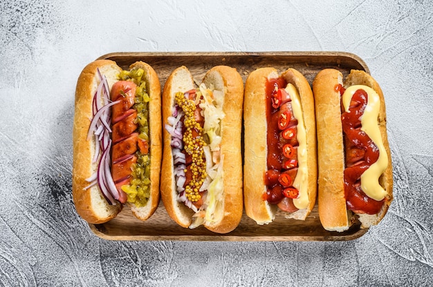 Hotdogs met diverse toppings op een dienblad